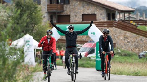 Uns 250 ciclistes pedalen sense cotxes i aplaudeixen la matinal inèdita