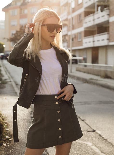 Blonde Fascinante Sur La Rue Mode Urbaine Image Stock Image Du Fashionable Gens