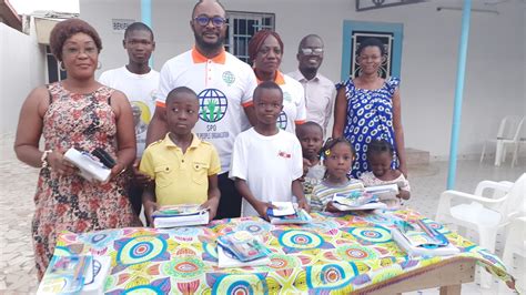 Action Sociale Une Ong Offre Des Kits Scolaires Aux Enfants Des