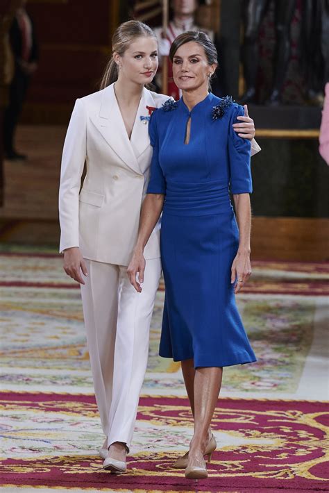 Βασίλισσα Λετίσια Με μπλε φόρεμα και nude γόβες στην ορκωμοσία της πριγκίπισσας Leonor Marie