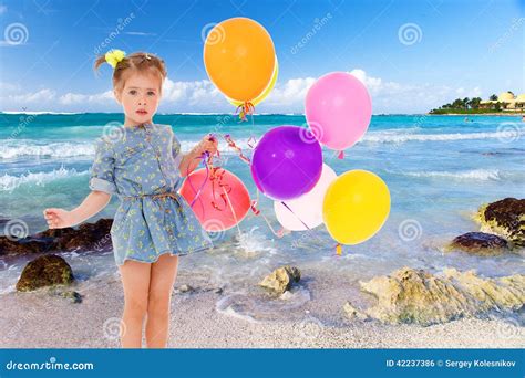 Petite Fille Dans Une Robe Bleue Courte Sur Un Fond De Mer Photo Stock