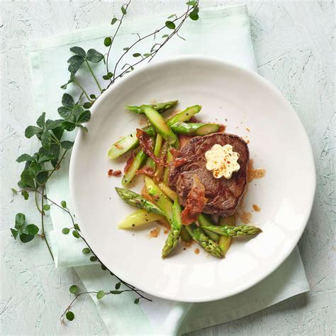 Rindsfilet auf Tomaten Spargel Gemüse Rezept