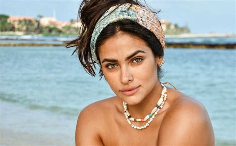 Renata Notni y cómo llevar joyería para cuerpo en bikini