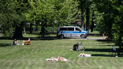 Frankfurt Corona Kontrolle eskaliert Mann schlägt Polizisten ins Gesicht