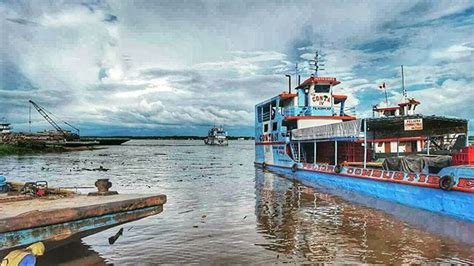 La embarcación y el río Ucayali en un día de lluvia Turismo extremo