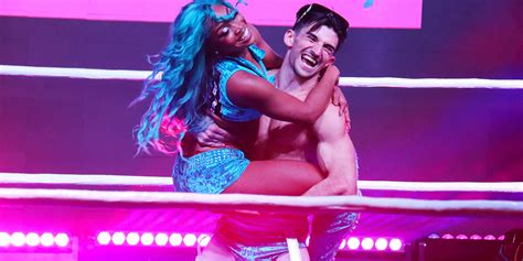 Pound Town Wrestling Met Les Lutteurs Homosexuels Au Premier Plan Et Nous Sommes Assis Gay Pride