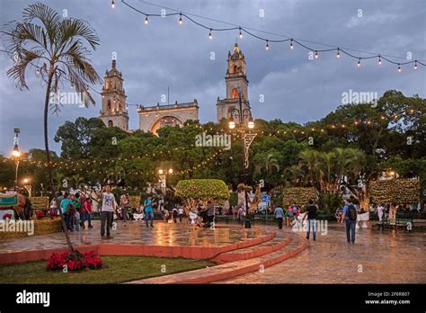 Turistas en la Plaza mayor y Catedral de Yucatán del siglo 16th