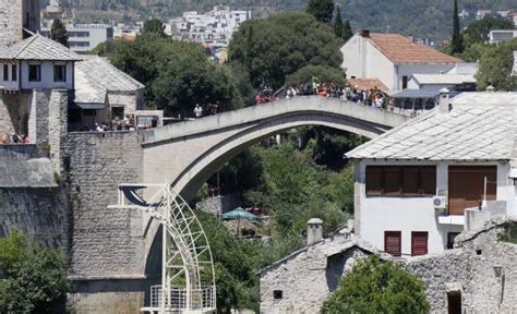 Prije tačno 30 godina srušen je Stari most simbol grada na Neretvi