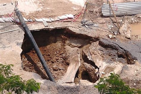 Grandes Socavones Se Forman En Las Calles En El Temporal De Lluvias