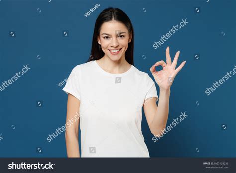 Chica latina camiseta negra ok Más de fotos de stock con licencia libres de regalías