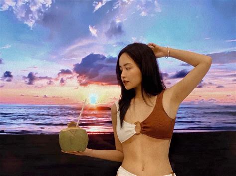 Check in bikini bên bãi biển vắng nữ MC sexy tiết lộ bí kíp du lịch an toàn trong mùa dịch