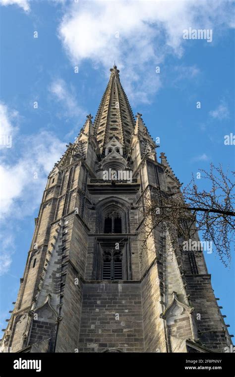 Disparo vertical del campanario de la Basílica de San Miguel en Burdeos