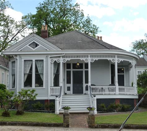 White victorian house – Artofit