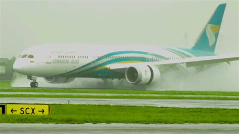 Pesawat Terbang Take Off Dan Landing Di Bandara Soekarno Hatta Saat