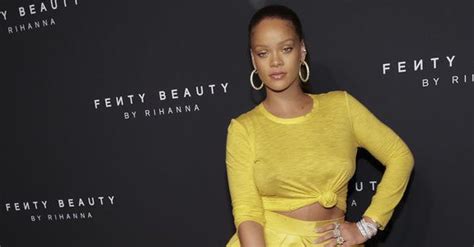 Rihanna Posta Nova Foto Apenas De Lingerie E Leva F S Loucura