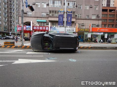 休旅車突左偏撞分隔島「逆向立筊」 她好衰！差半個車身就閃過 Ettoday社會新聞 Ettoday新聞雲