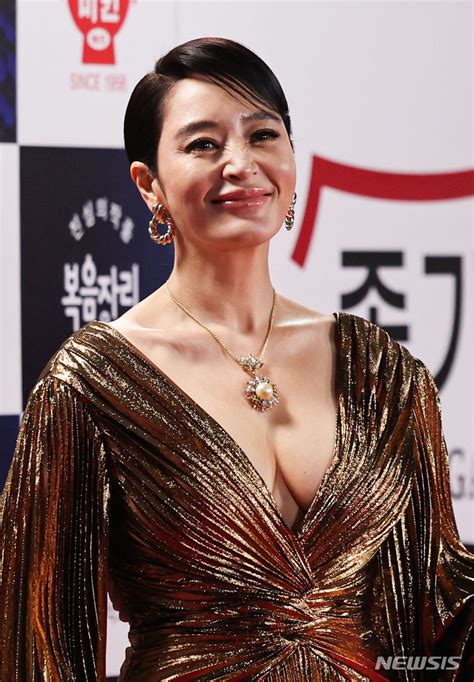 Chosun Online 朝鮮日報 『密輸』五冠、青龍映画賞の司会30年のキム・ヘスが最後のあいさつ