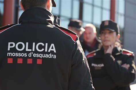 Los Mossos Jubilan El Uniforme De 1984 Y Se Visten De Futuro Y Policía