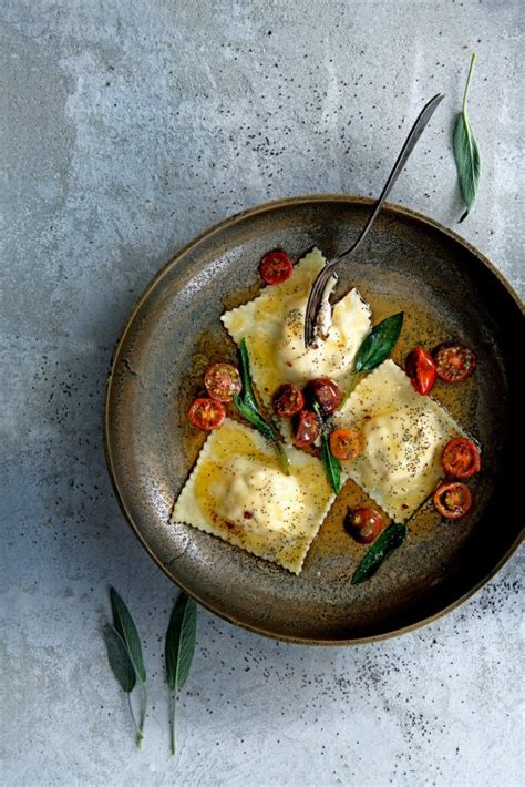 Ravioli Met Walnoot Saliericotta En Maanzaadboter Delicious Magazine