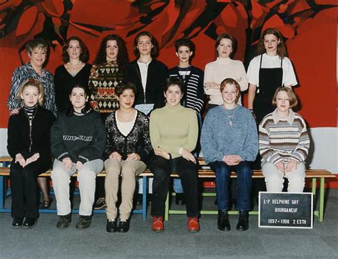 Photo de classe ème année d esthétique de Lycée Professionnel Delphine Gay Copains d avant