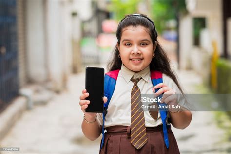 Kembali Ke Sekolah Potret Siswa Perempuan Muda Mengenakan Seragam