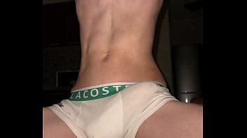 Twink atlético tiene una gran polla en calzoncillos XVIDEOS