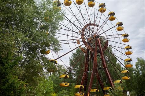 Antiga roda gigante abandonada no parque de diversões na cidade