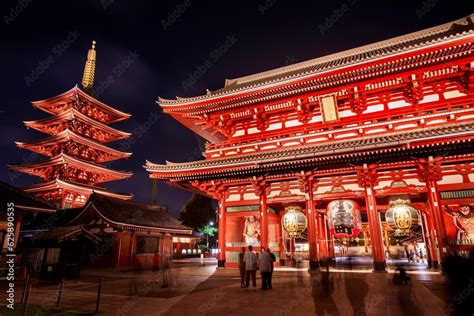 東京 浅草寺の夜景（宝蔵門と五重塔） 素材庫相片 Adobe Stock