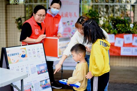 潭头社区开展推进“五社联动”关爱“一小一老”社工 宣传周活动