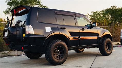 Lifted Mitsubishi Pajero on 33" Offroad Wheels from Japan