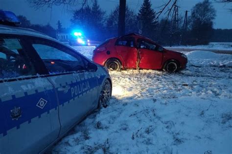 Nie opanował pojazdu na śliskiej nawierzchni Kierowca w stanie po