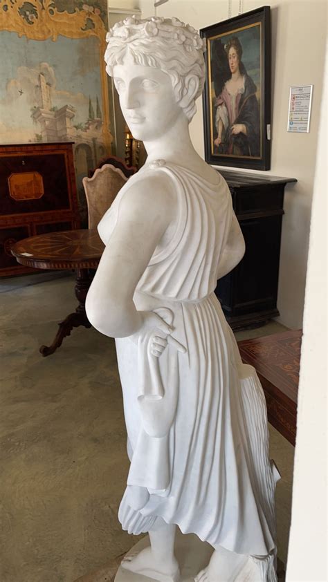 Statua In Marmo Bianco Di Carrara Raffigurante Una Figura Femminile