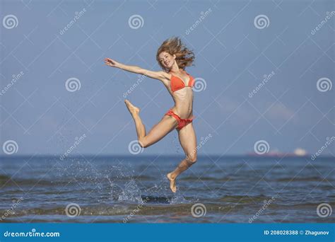 Joven Feliz Chica En Bikini En El Mar Foto De Archivo Imagen De Belleza Cielo