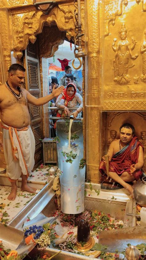 Devotees Standing In Long Queues And Hot Sun In Varanasi Showed Immense