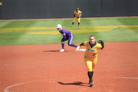 Iowa Softball Notebook Hawkeyes Prepare For Series Against Minnesota