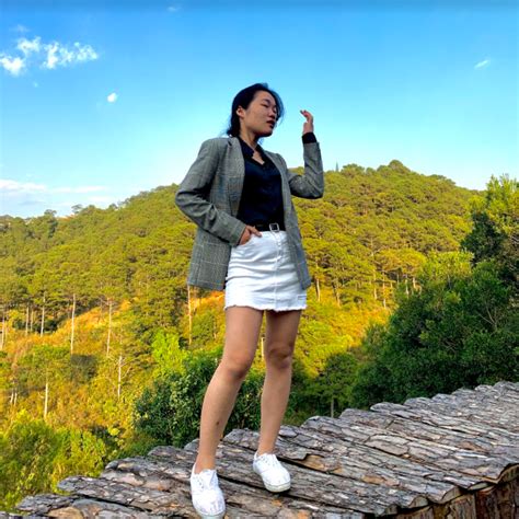 Hot TikToker Lê Thụy Showbiz có gì lớn lao mà ai cũng muốn tiến vào xã hội vẫn còn nhiều cơ