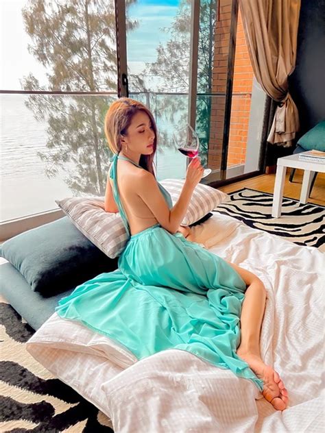 Hot girl diện sơ mi ướt đẫm khoe dáng quyến rũ trong bồn tắm