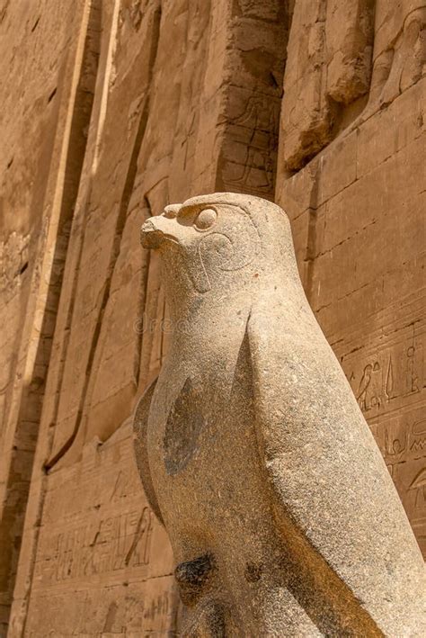 Den Gamla Egyptiska Arkitekturen Ruins Hieroglyfer Och Kolumner I Horus