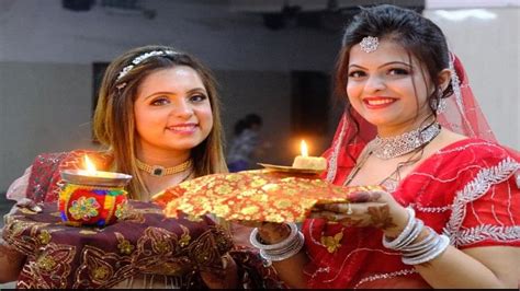 Karva Chauth सुहागिनों ने किया चांद का दीदार मांगी पति की दीर्घायु Karva Chauth Festival