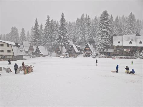 Snijeg Na Vla I U I Dalje Pada Turisti U Ivaju Na Bh Planini Dolina