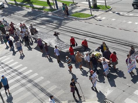 Metal Rgicos Realizam Cortejo F Nebre Contra Reajuste Em Plano De