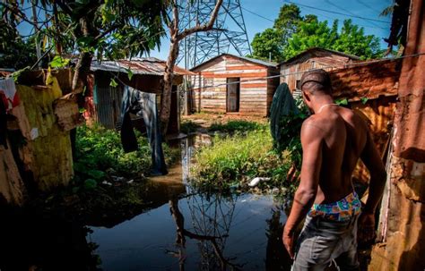 Río Ozama amenaza moradores del barrio Los Coordinadores por tormenta