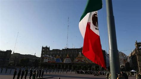 AMLO iza bandera por víctimas de sismos de 1985 y 2017 en México