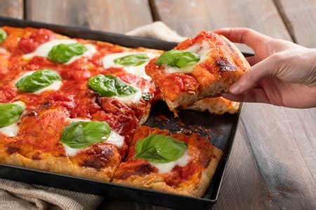 Ricetta Pizza In Teglia Alta E Morbida La Ricetta Di Giallozafferano