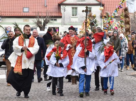 Procesja Niedzieli Palmowej w Nowym Stawie z okazałymi palmami