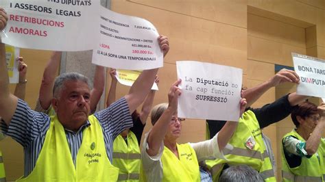 Iaioflautes Irrompen Al Ple De La Diputaci De Girona Per Denunciar Les