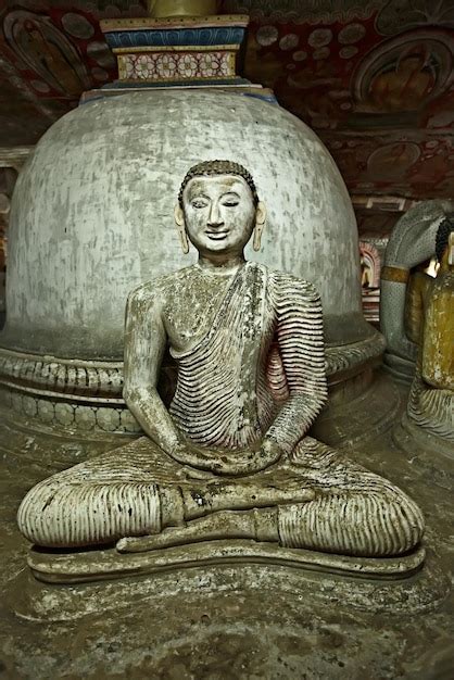 Imagen Antigua De Buda En Las Cuevas Del Templo De La Roca De Dambulla