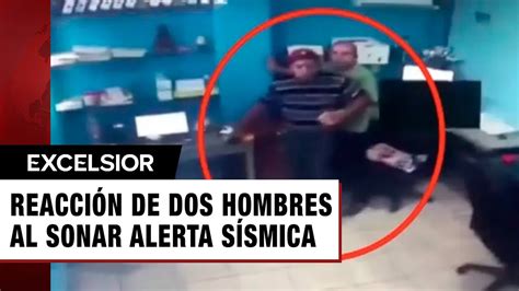 Reacci N De Dos Hombres Al Sonar Alerta S Smica En Oficina Se Hace