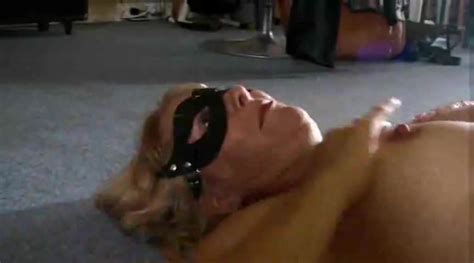 Behaarte blonde Dame in den Strümpfen zu Hause xHamster