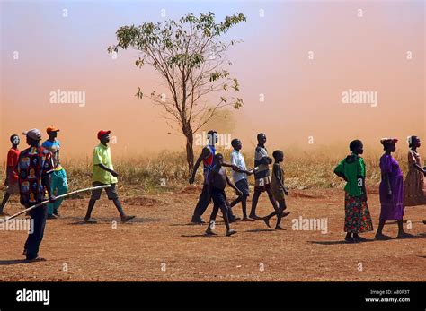 Refugees returning to South Sudan Stock Photo - Alamy